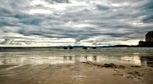 Sunset and low tide over Railay beach (Emad Ghazipura)