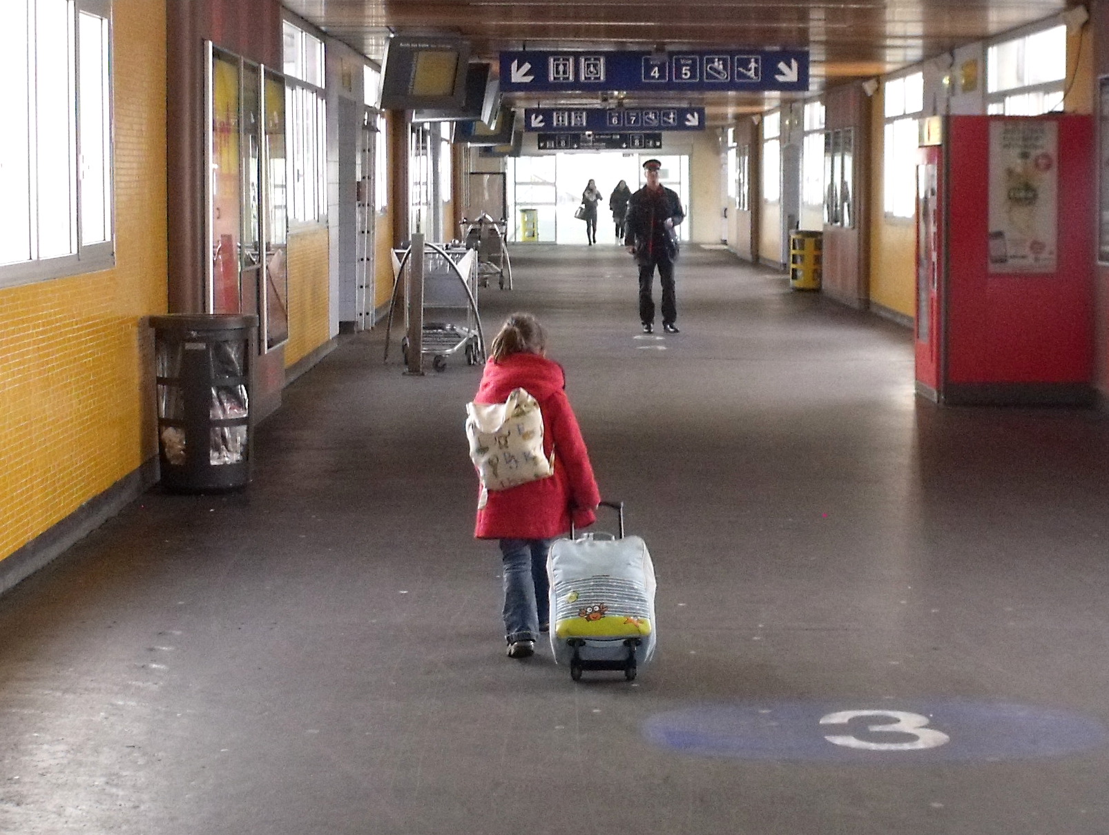 à la gare avec sa valise